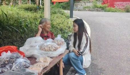 与市民互动交流